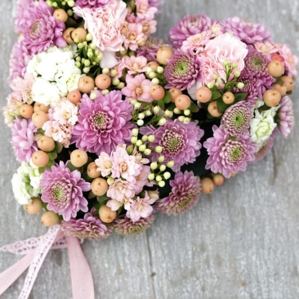 Geschmücktes IDEAL Herz von Monika Roth mit rosanen Blüten und rosa Schleife zum Muttertag Kleinigkeit Geschenk Für Dich