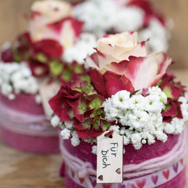 Florales Geschenk Tischdeko mit Rosen