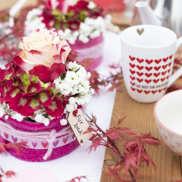 Florale Geschenke auf einem Tisch Deko Inspo mit Tasse