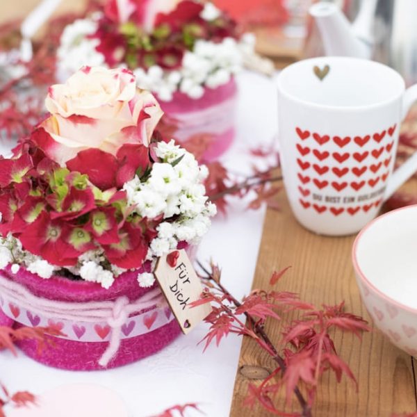 Florales Geschenk Deko Inspo auf Tisch mit Tasse